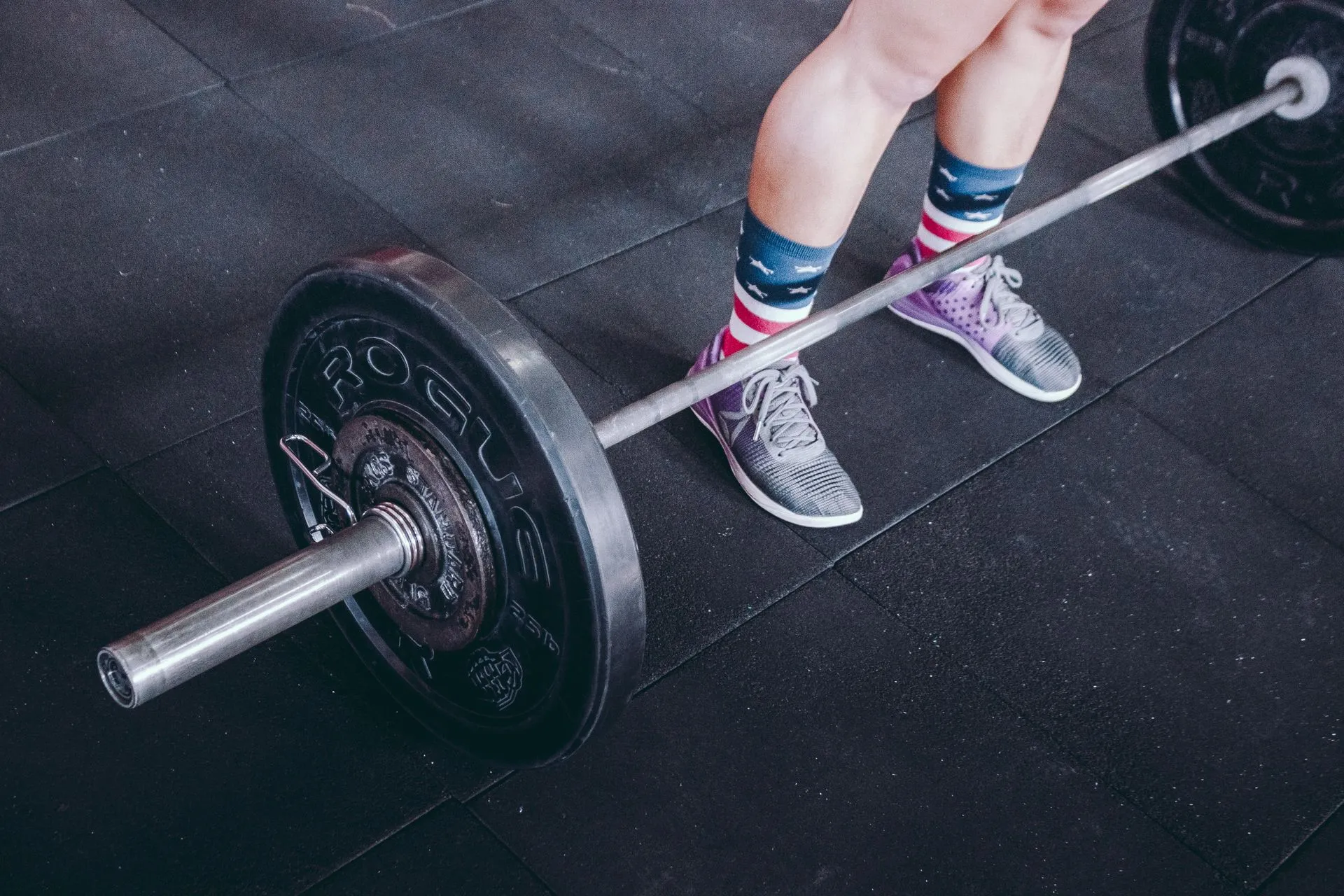 Fuesse in Deadlift-Socken an der Langhantel