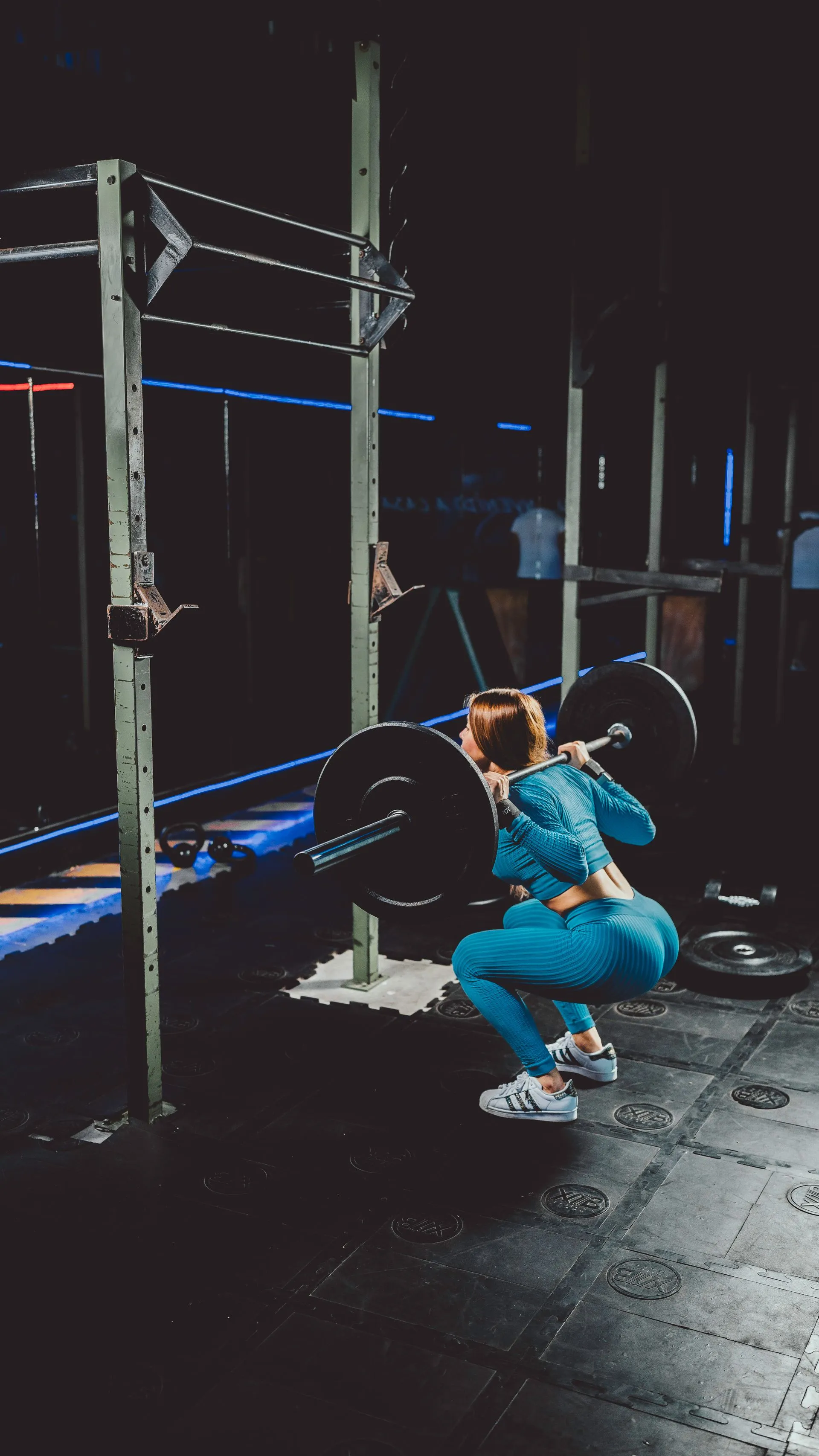 Athletin beim Koerpergewichtstraining am Rack