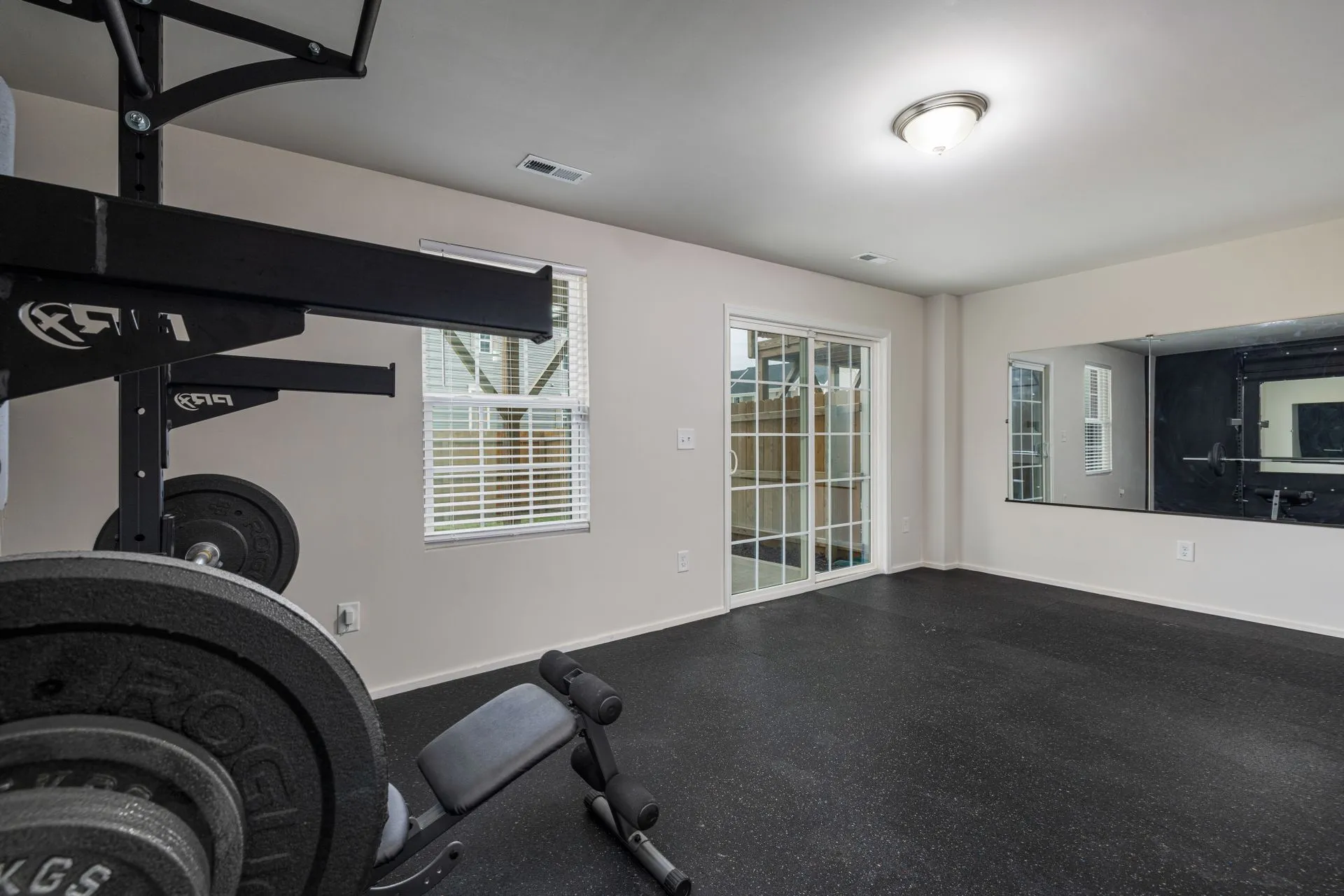 Homegym-Raum mit Rack und Langhantel